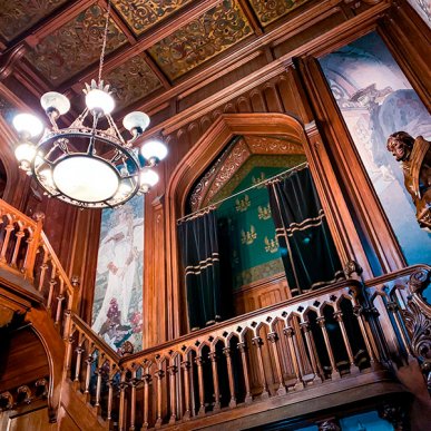 Элитная деревянная лестница готика
