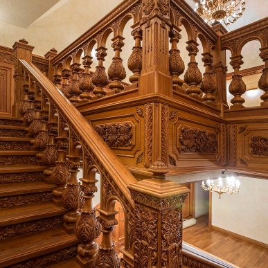 Элитная деревянная лестница с резьбой и резными элементами