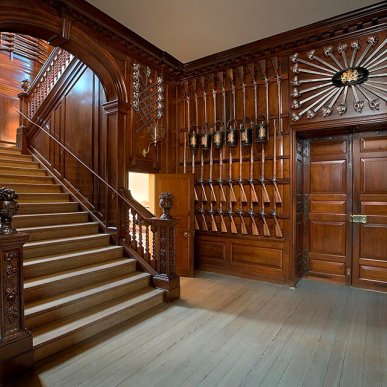 Элитная деревянная лестница в цокольных этаж