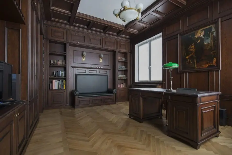 Кабинет из дерева с зелёным торшером